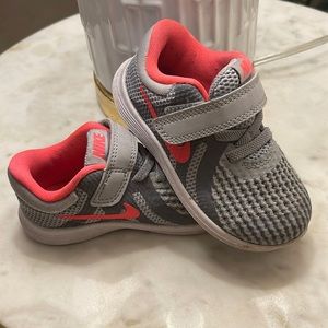 Gray/Pink Nike Toddler Shoe